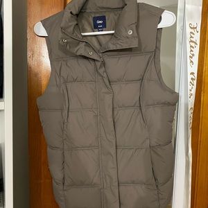 Gap puffer vest size small